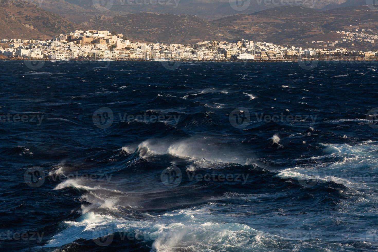 olas y salpicaduras en el mar mediterráneo foto