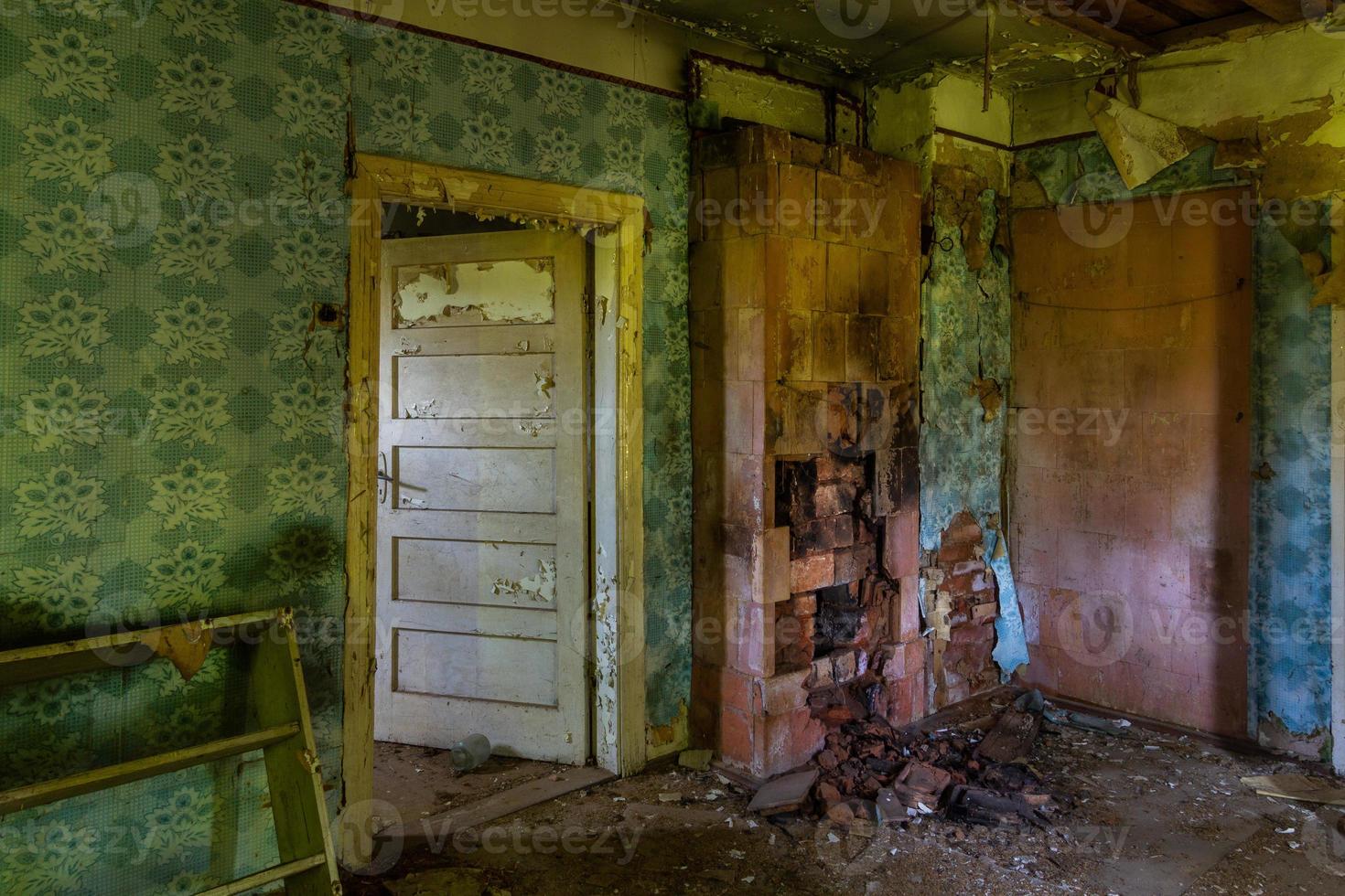 interior de una casa abandonada foto