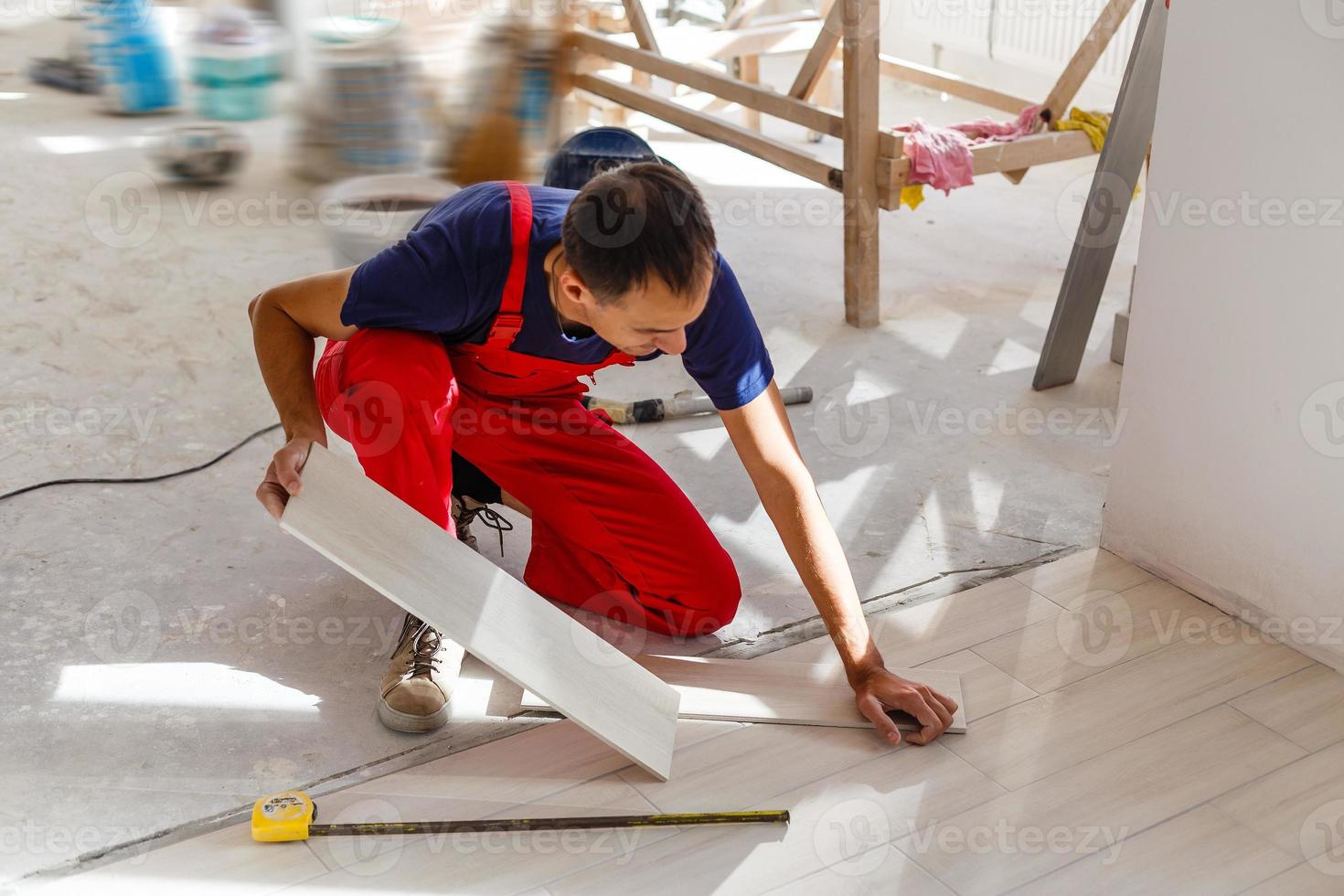 el maestro lleva ropa de trabajo est comprobando el horizonte de