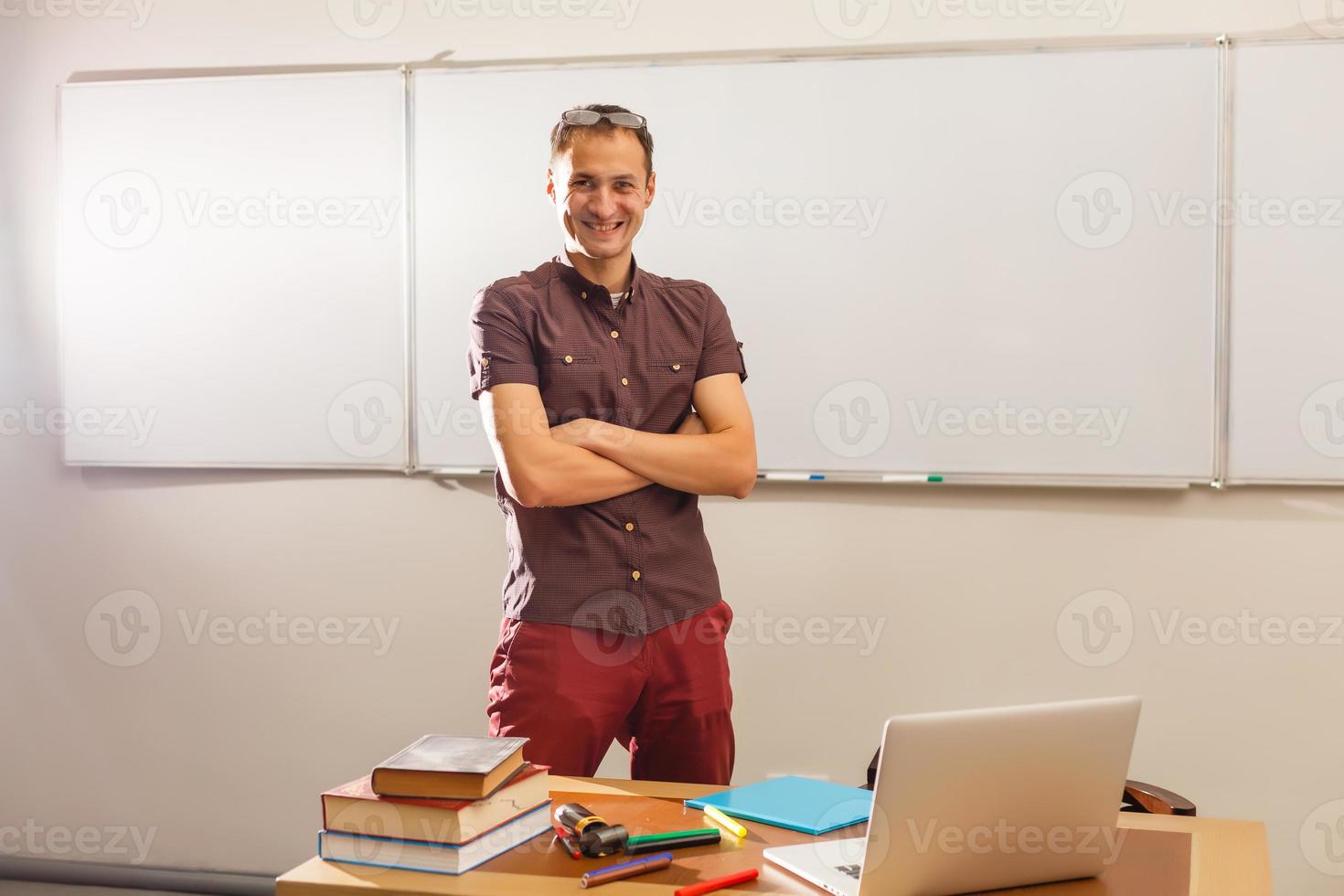 profesor masculino escuchando a los estudiantes en la clase de educación de adultos foto