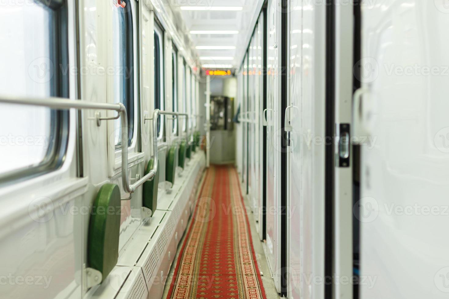 coche cama de un tren de pasajeros. corredor dentro del vagón de tren. foto