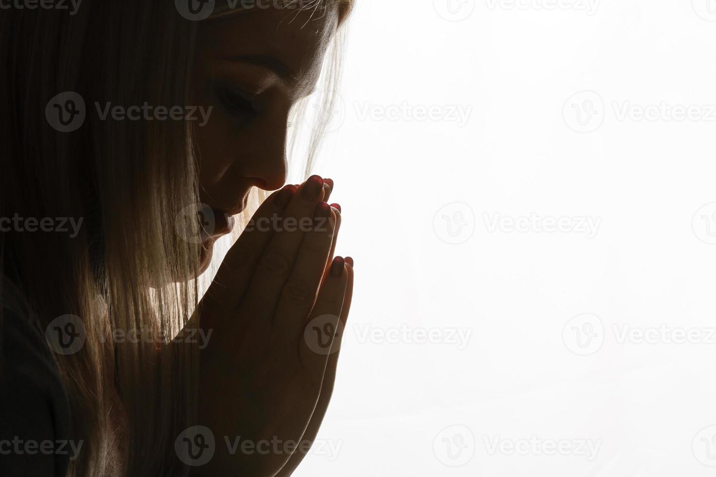 niña religiosa rezando en el fondo foto