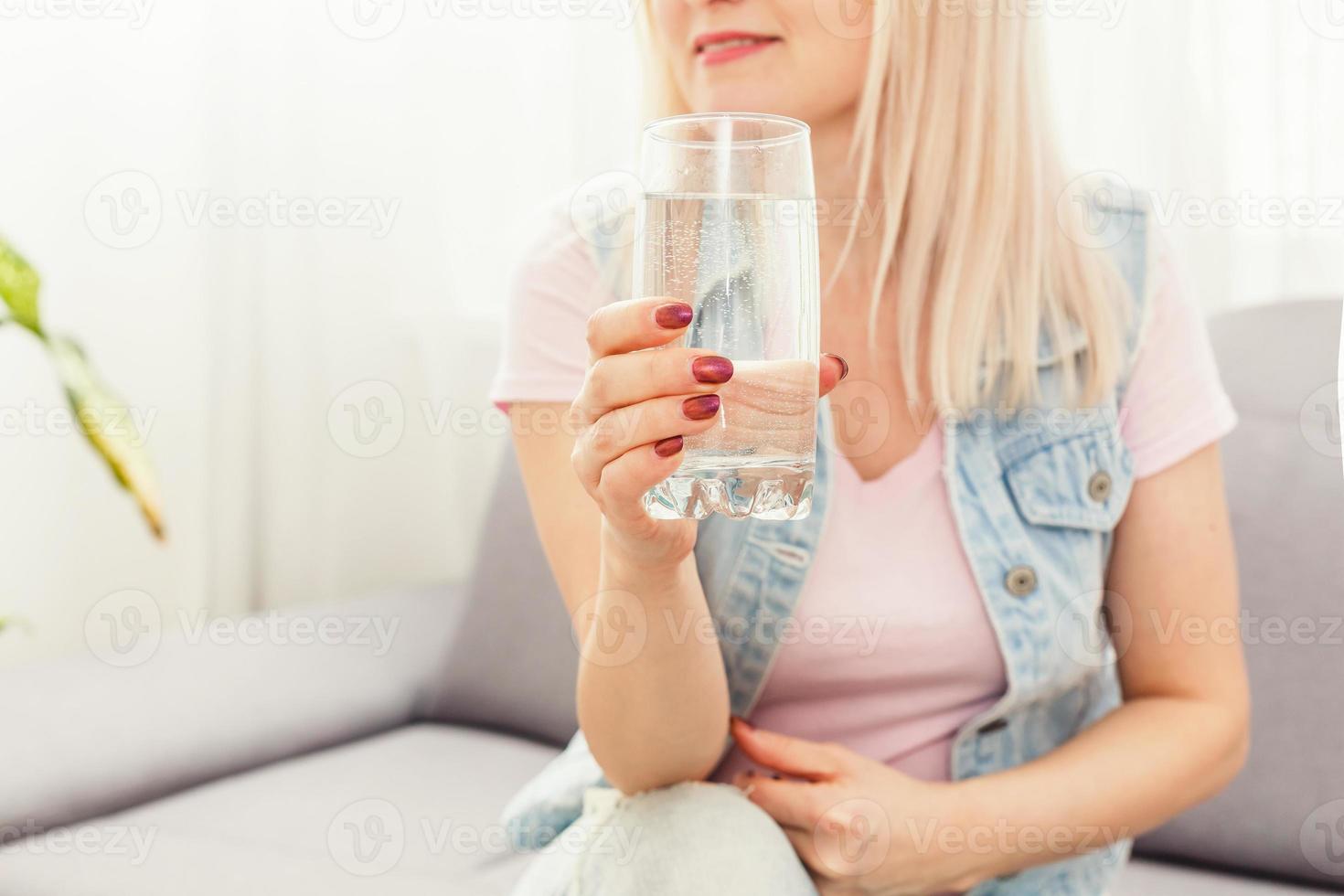 mujer joven, agua potable foto