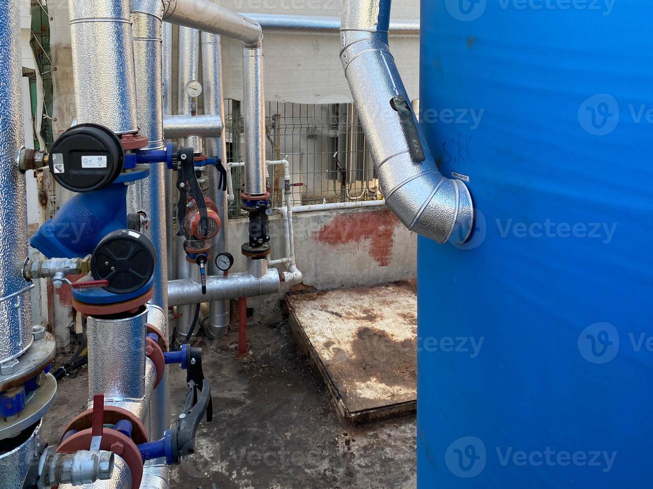 sala de calderas para la producción de vapor de fábrica industrial foto