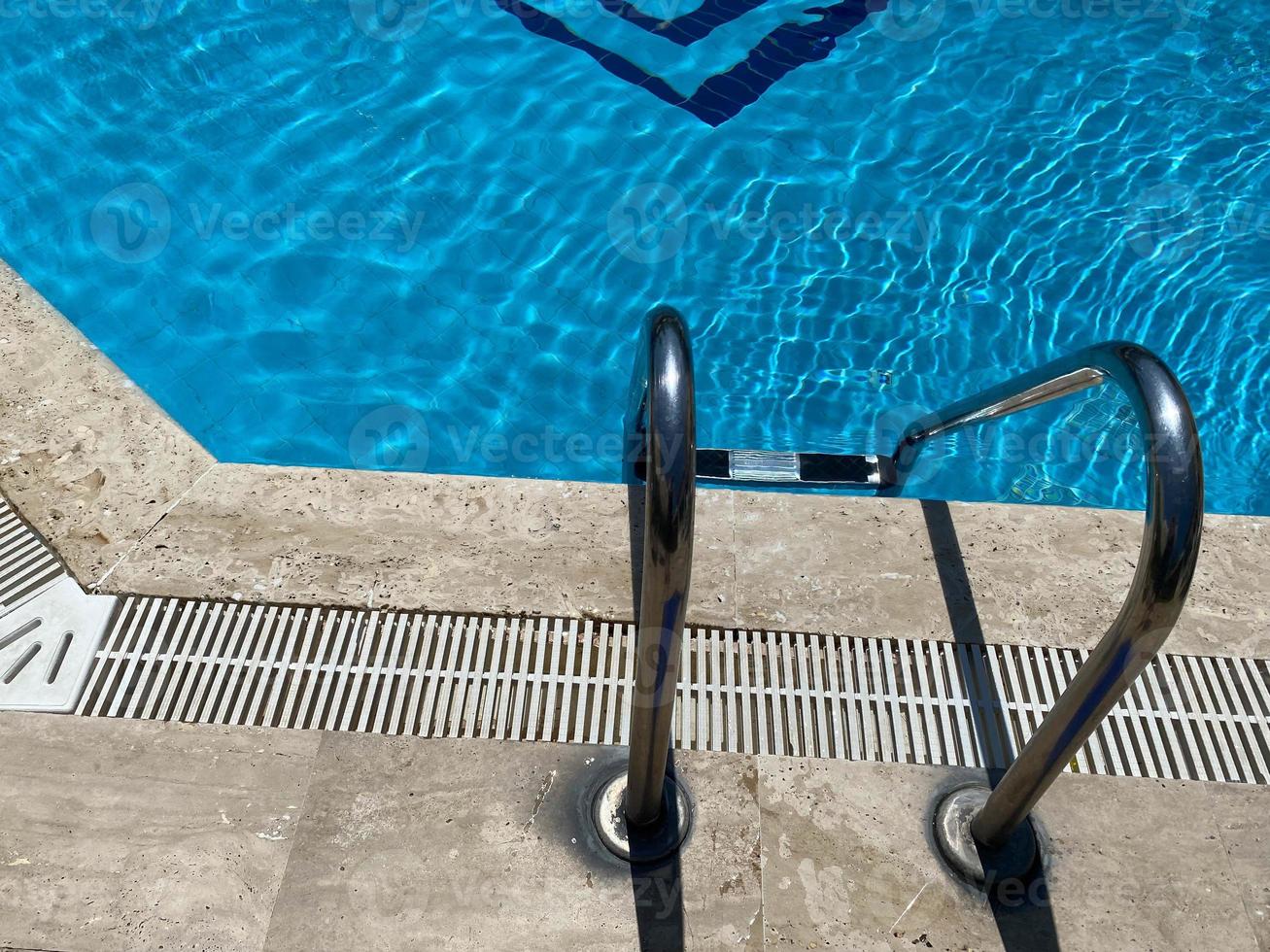 primer plano de pasamanos para entrar a la piscina foto