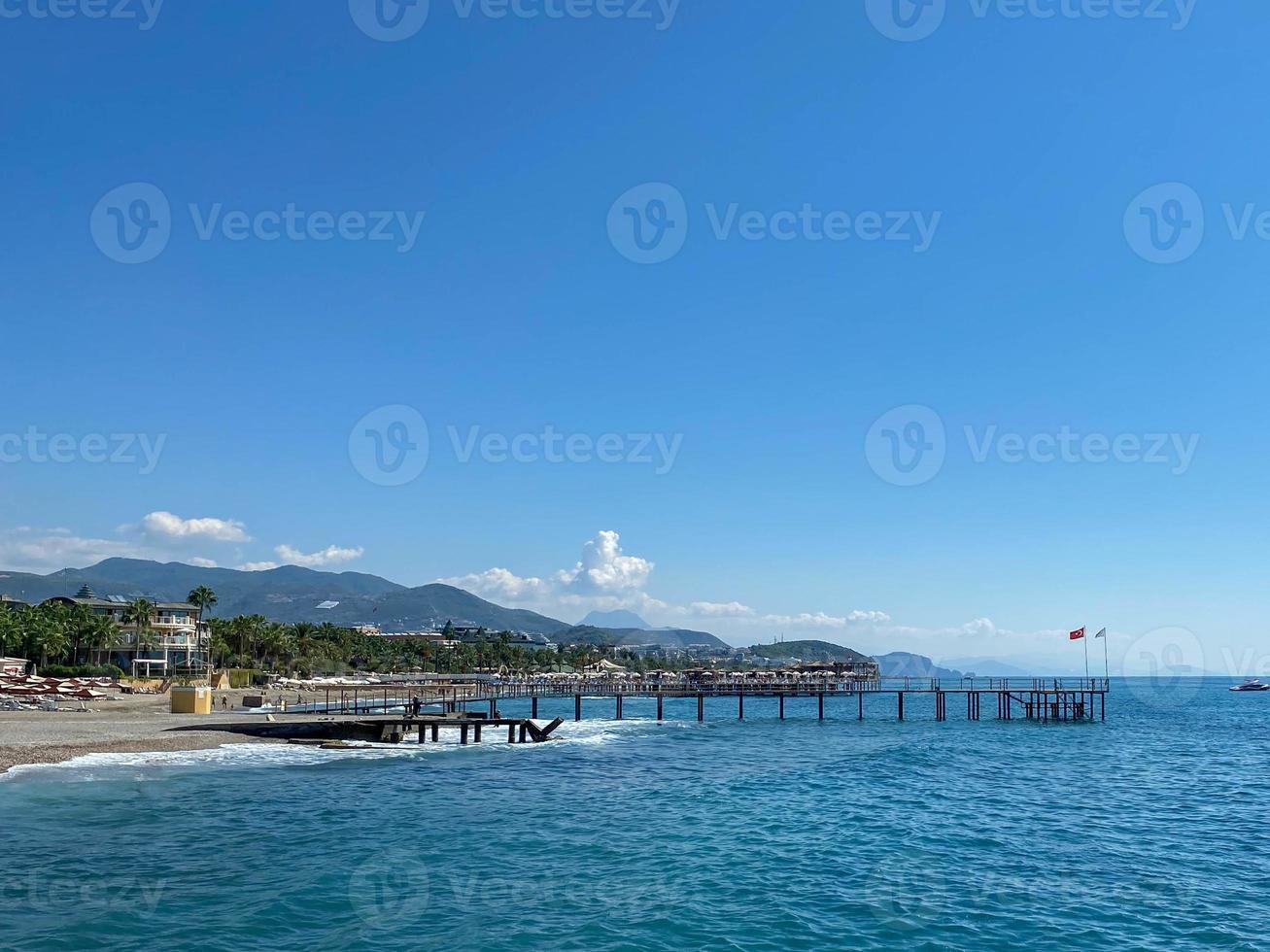 muelle mar playa y montañas en turquía de vacaciones en un cálido y celestial resort de campo tropical oriental foto