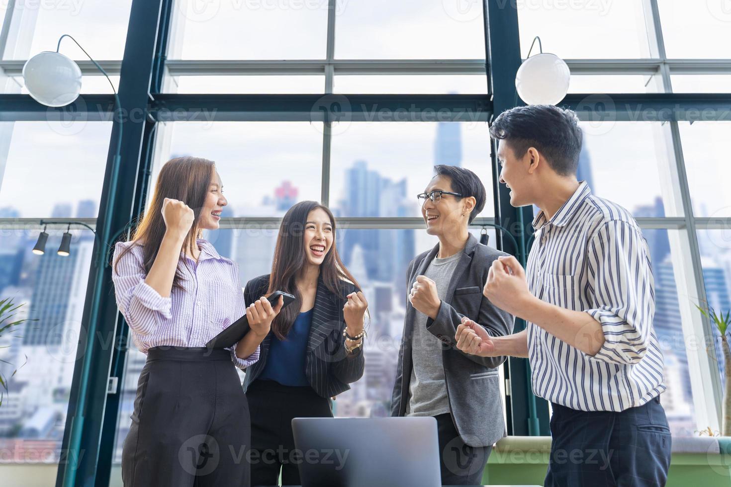 el equipo de jóvenes empresarios asiáticos y la puesta en marcha tienen una reunión de negocios y se animan unos a otros para tener buena energía para lograr un plan de marketing exitoso foto