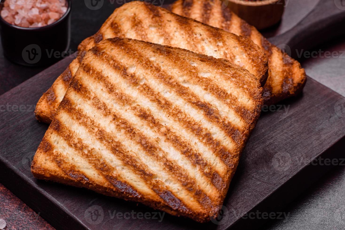 sabrosas rebanadas de pan crujiente fresco en forma de tostadas a la parrilla foto