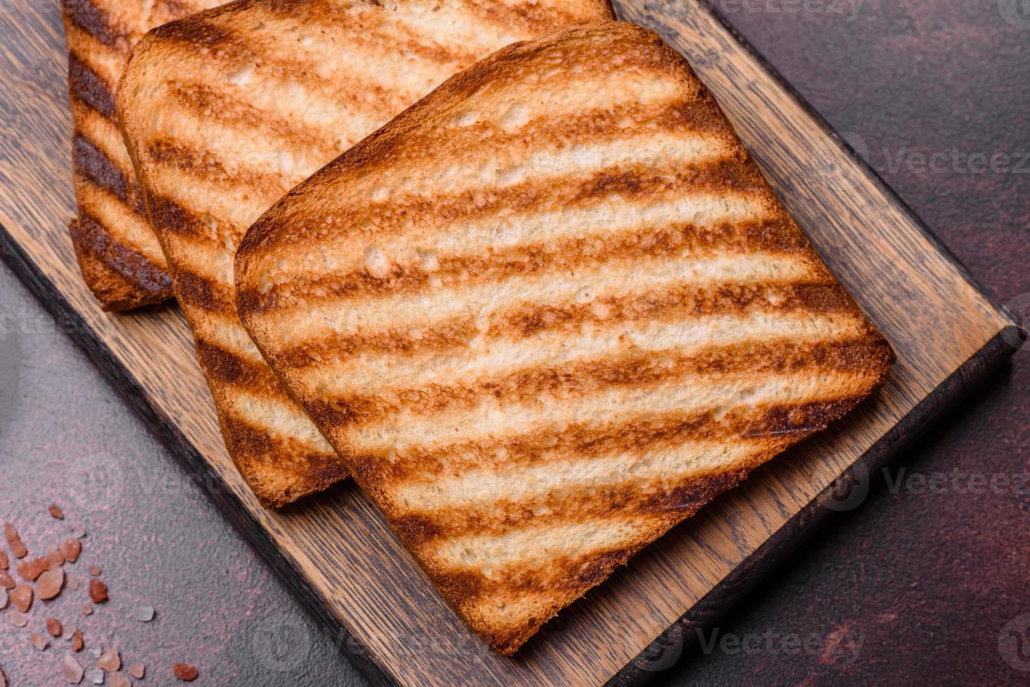 sabrosas rebanadas de pan crujiente fresco en forma de tostadas a la parrilla foto