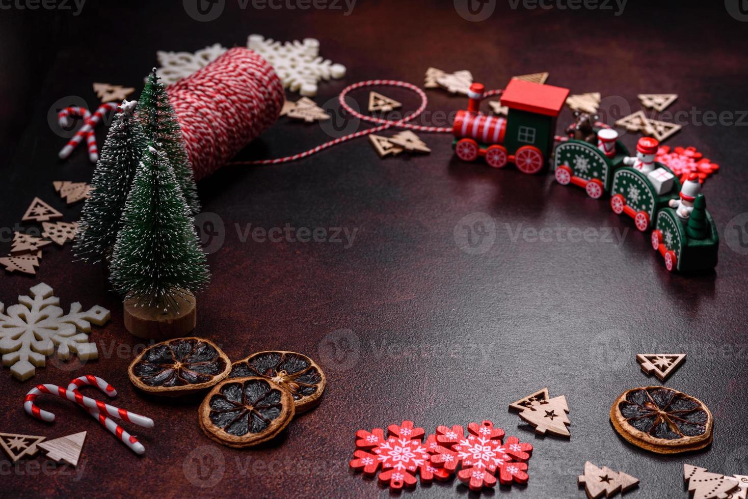 deliciosos brownies frescos con adornos navideños en un fondo de hormigón oscuro foto