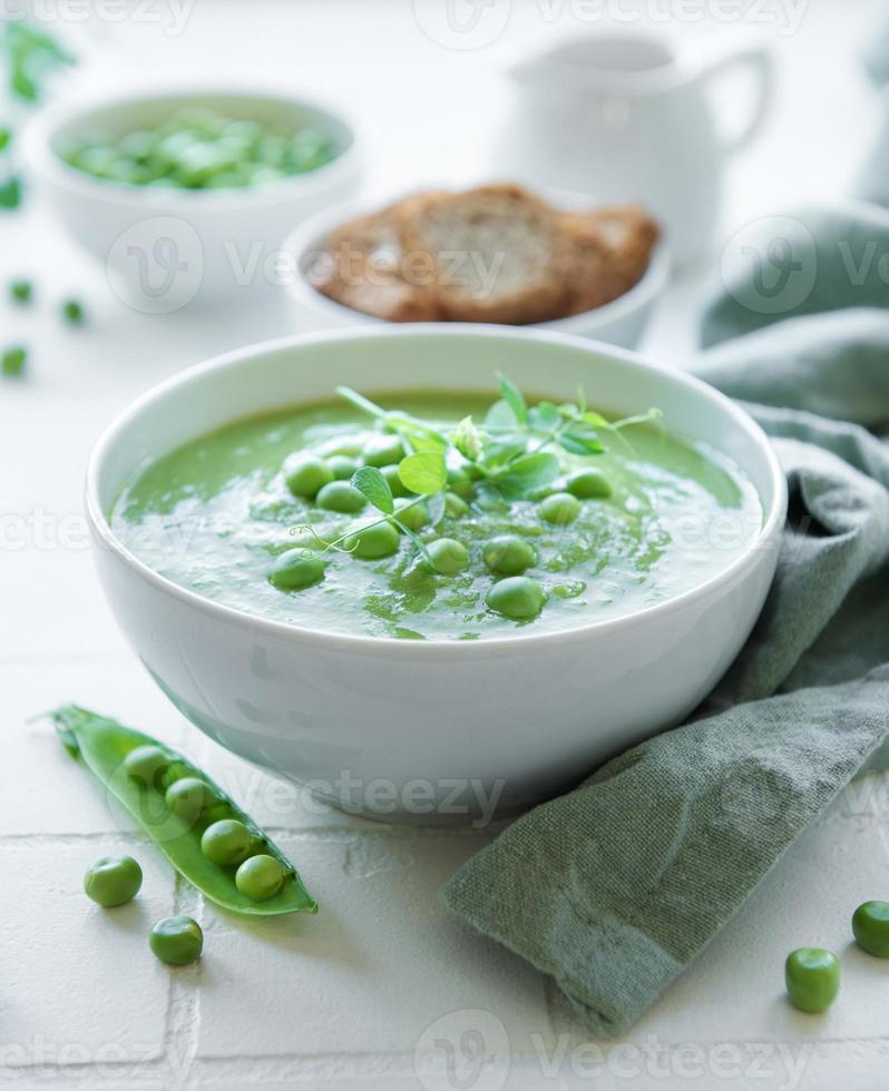 sopa de verduras frescas hecha de guisantes verdes foto