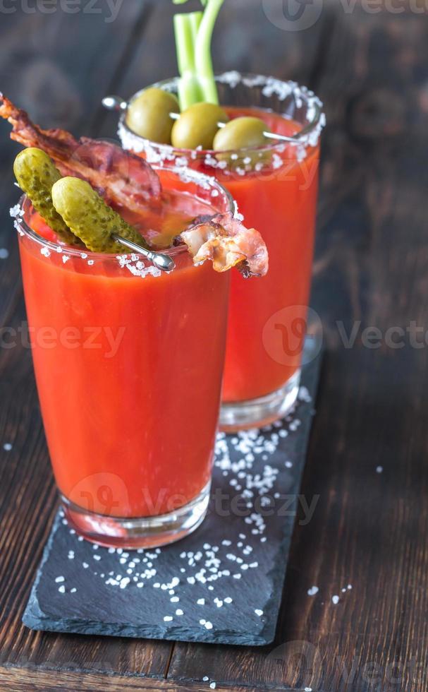 dos copas de bloody mary foto