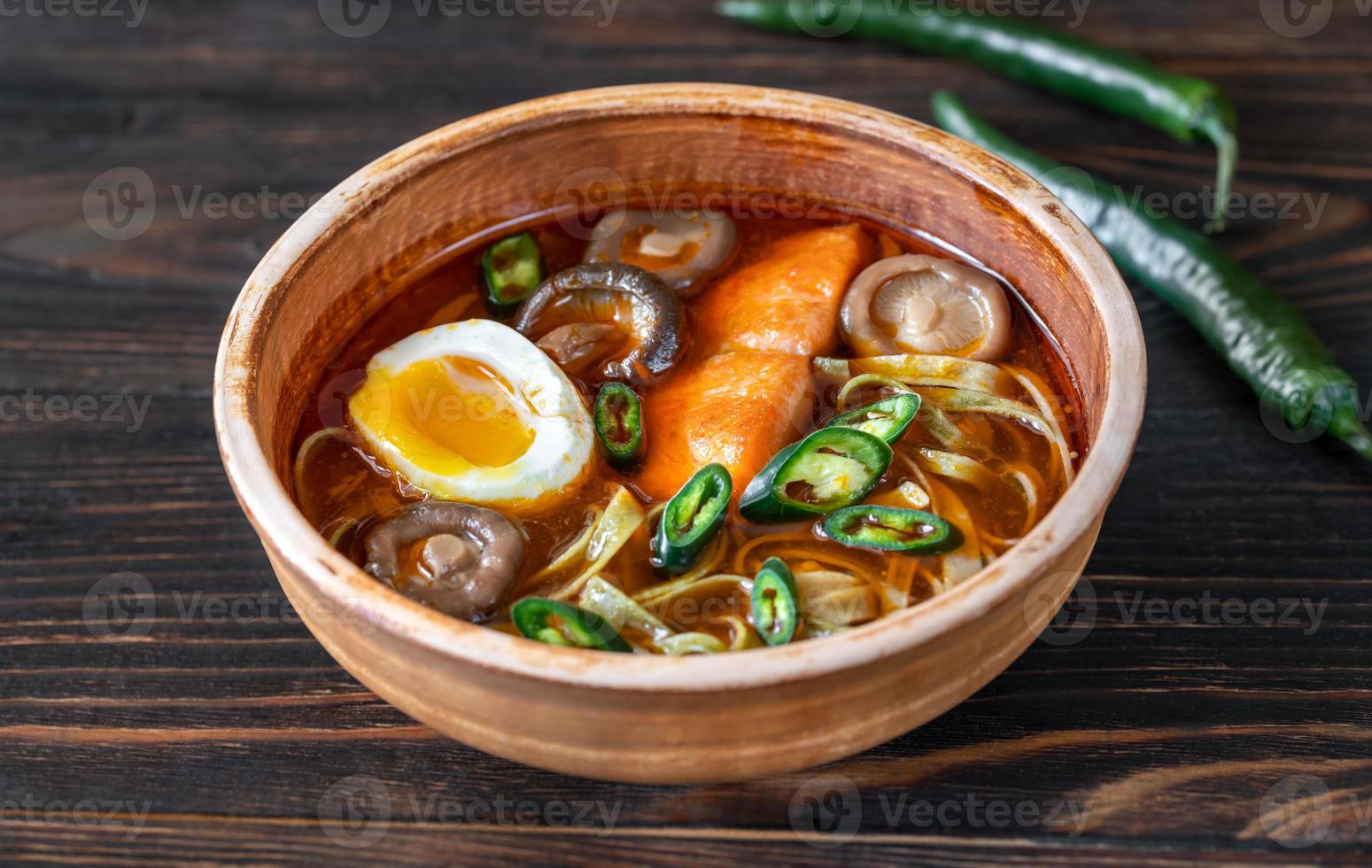 tazón de ramen con salmón foto