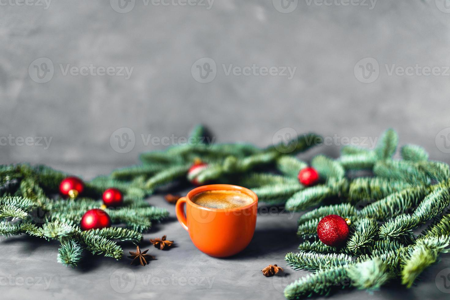 delicioso café sobre fondo gris con ramas de abeto. foto