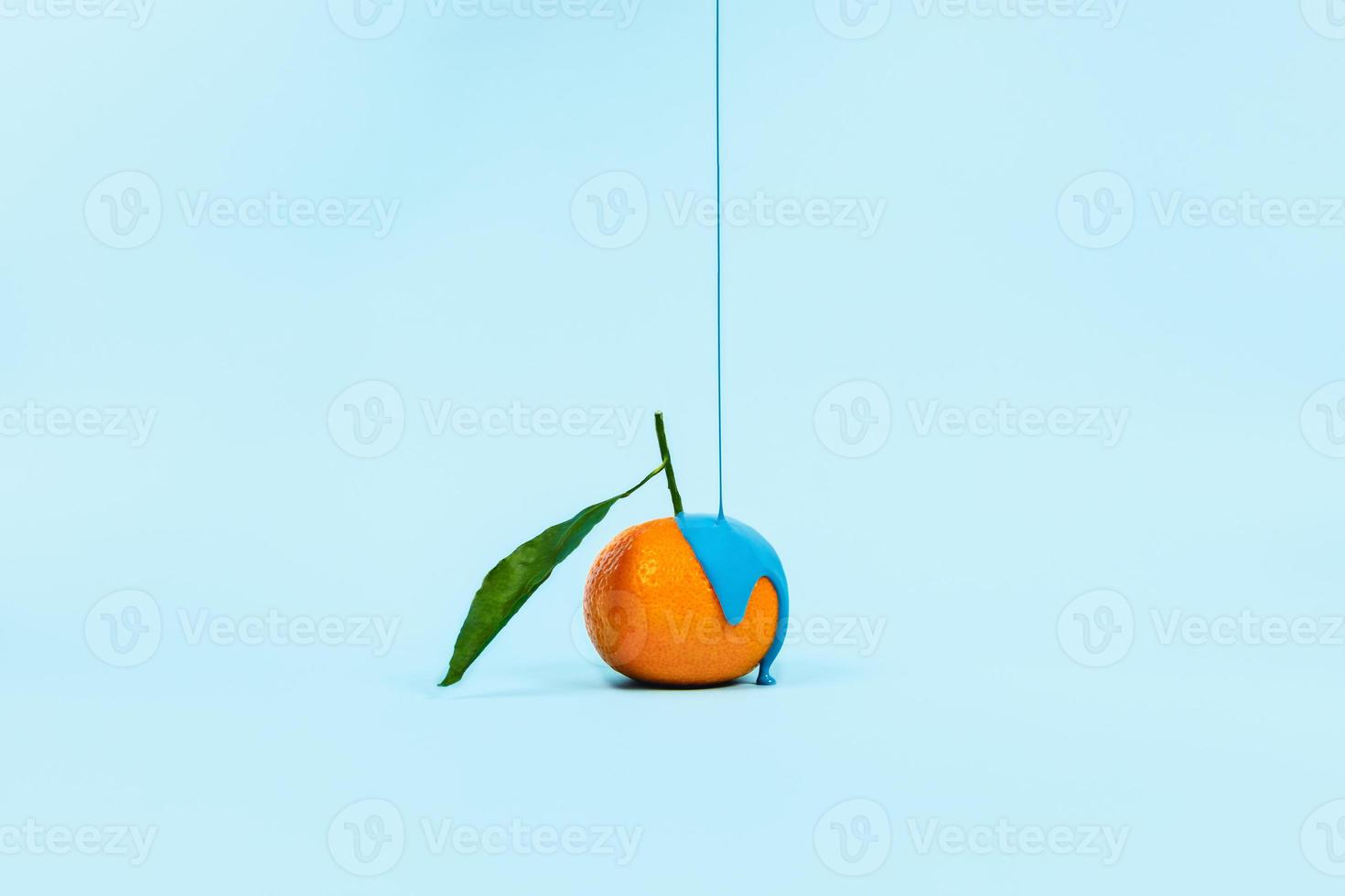 concepto de comida con fondo naranja y azul. foto