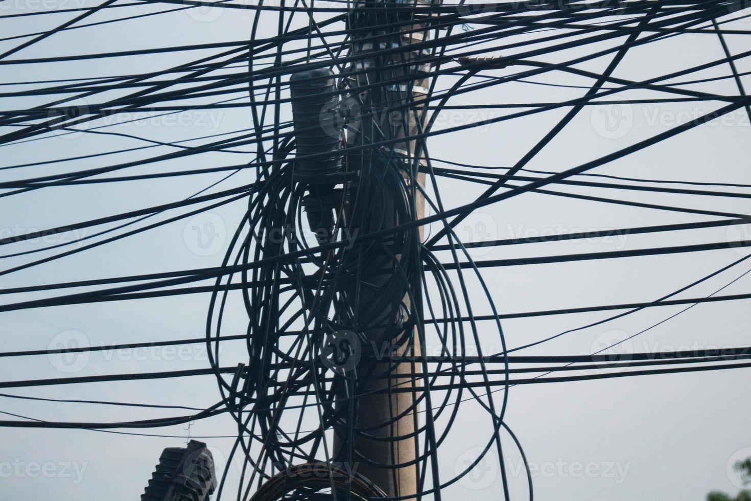 foto de postes eléctricos desordenados