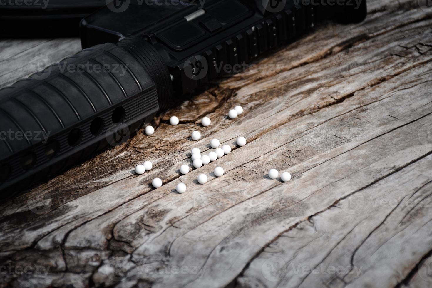 primer plano de balas de plástico blanco de pistola airsoft o pistola bb en  suelo de madera, enfoque suave y selectivo en balas blancas. 6684786 Foto  de stock en Vecteezy