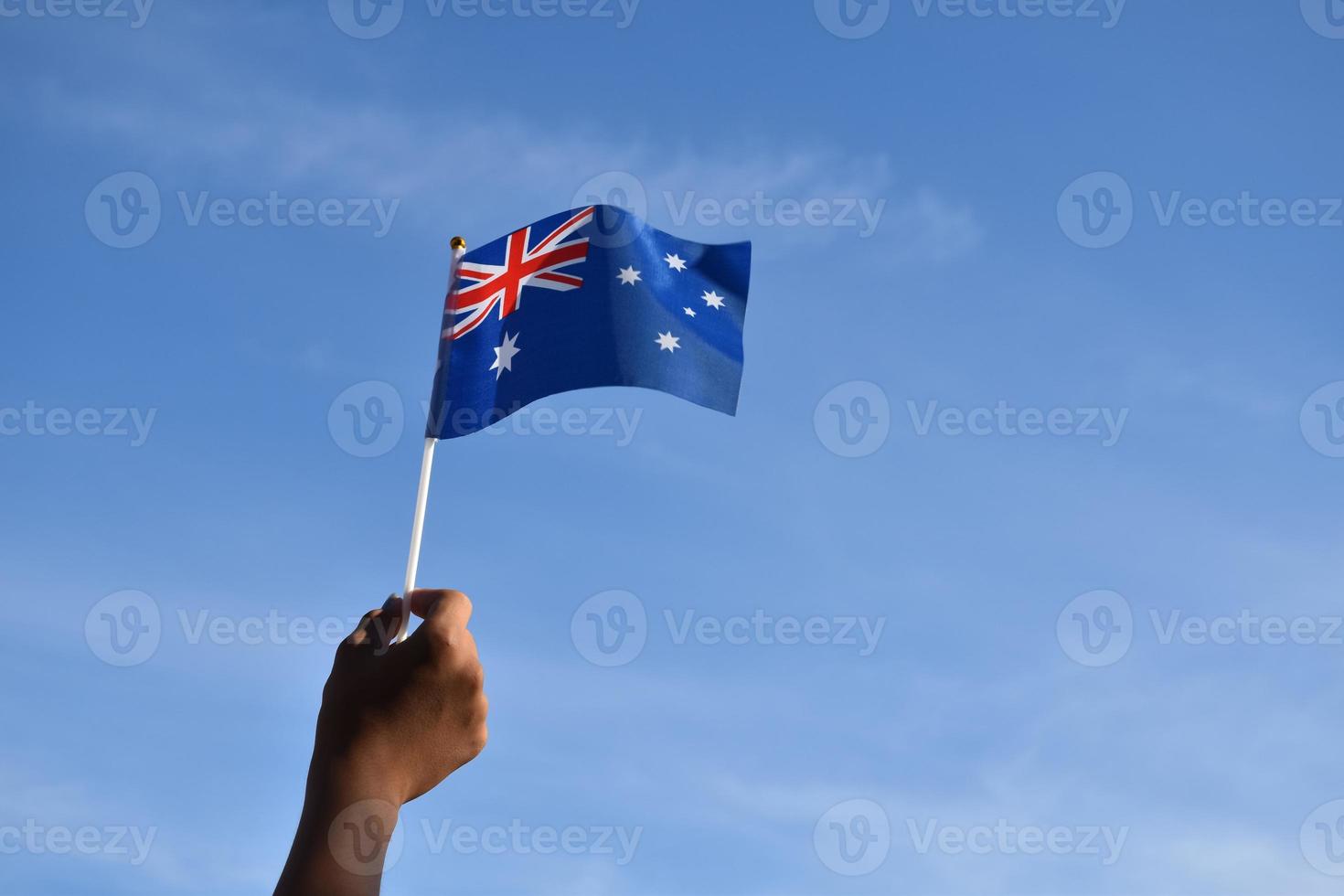 tenencia australiana en la mano contra el cielo azul, enfoque suave y selectivo. foto