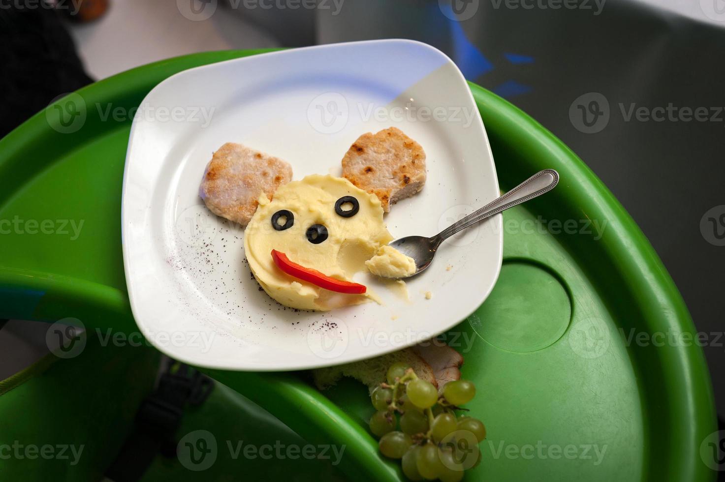 menú infantil en el restaurante con servicio original foto