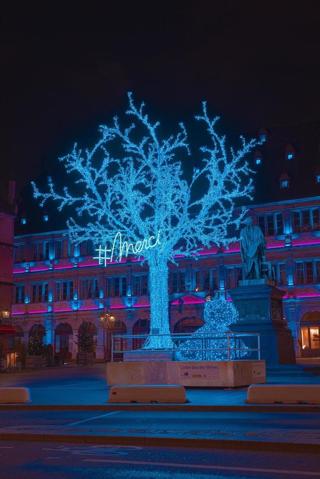 estrasburgo, francia - diciembre de 2015 - árbol azul decoración navideña en lugar gutenberg foto