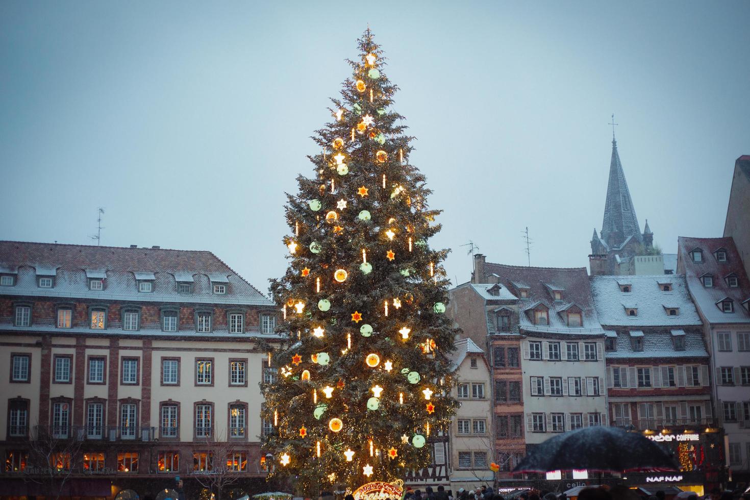 estrasburgo, francia - diciembre de 2017 - árbol de navidad en lugar kleber foto