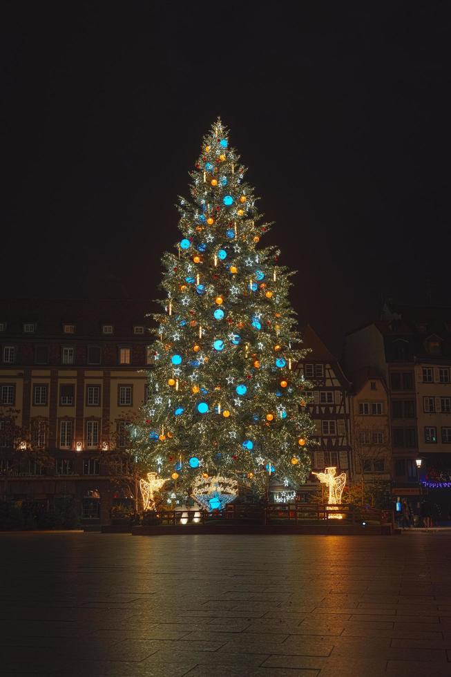 estrasburgo, francia - diciembre de 2020 - árbol de navidad en lugar kleber foto