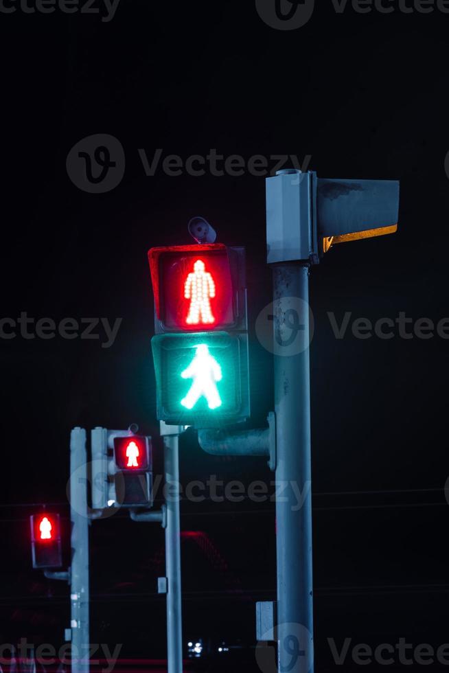 señal de paso de peatones roja y verde en foto