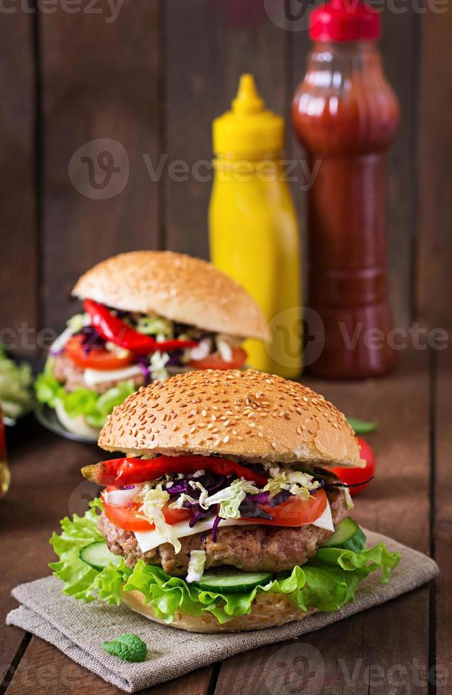 hamburguesa sándwich con jugosas hamburguesas, queso y mezcla de repollo foto