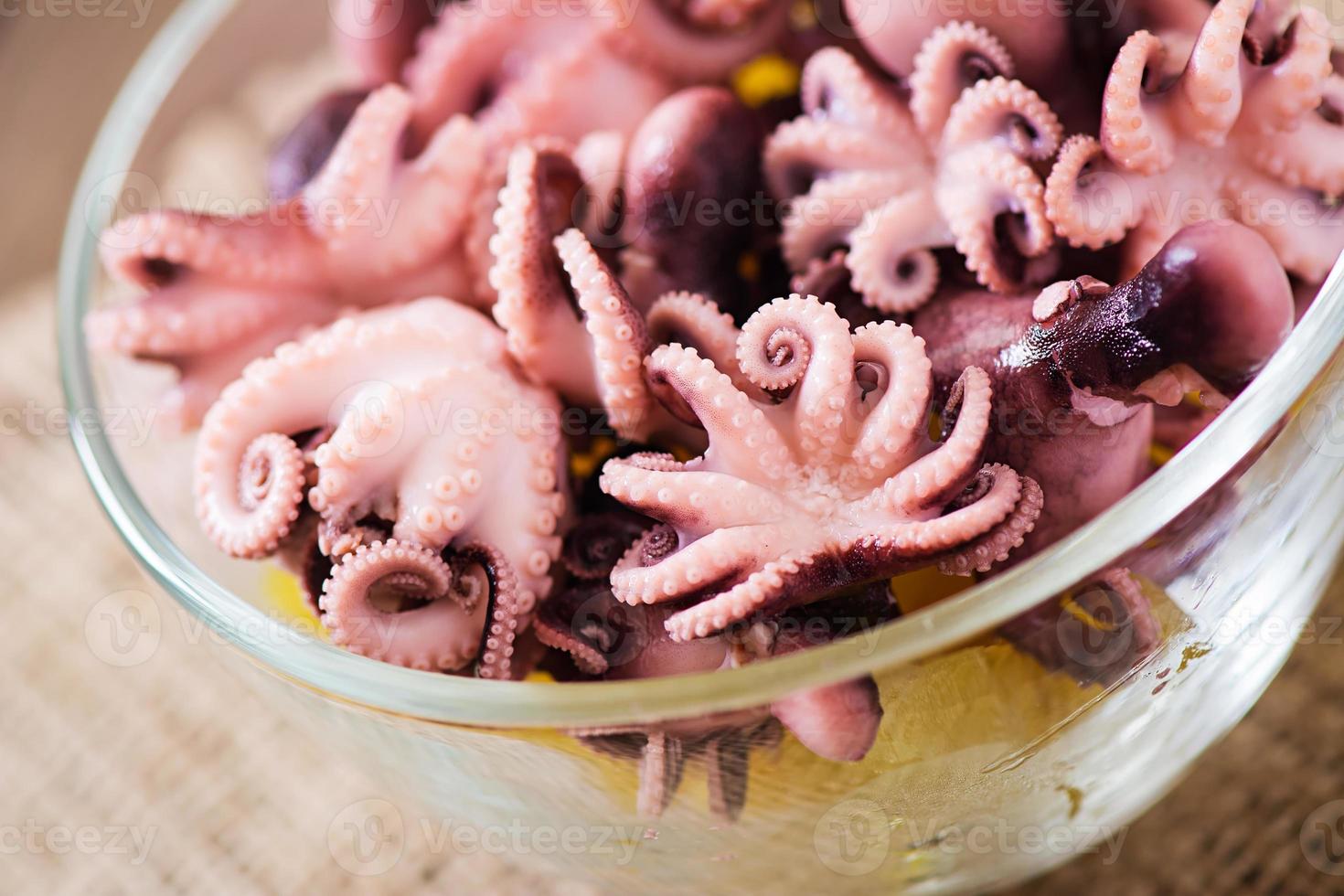 pulpo pequeño hervido en un plato foto