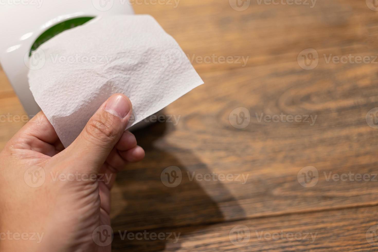 caja de pañuelos con patio de comidas. caja de pañuelos en la mesa del restaurante. servilleta de papel después de comer. foto