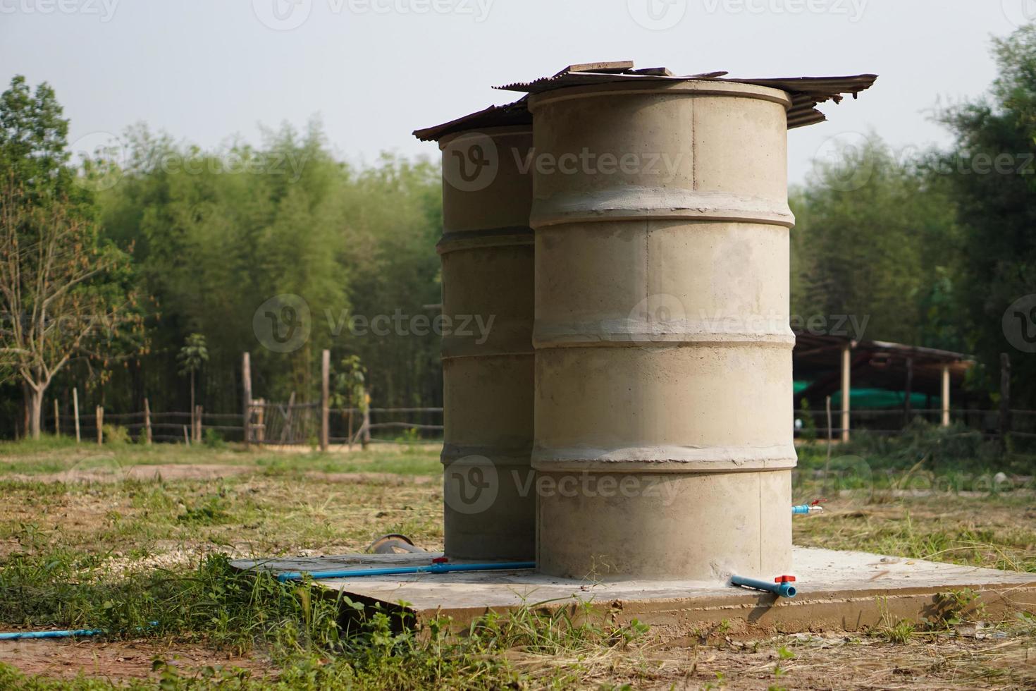 tanques de cemento para guardar agua, construidos por aldeanos locales en tailandia para almacenar agua en la temporada de lluvias y usarla durante la falta de agua en tierras agrícolas en la temporada seca. solución de crisis de sequía foto