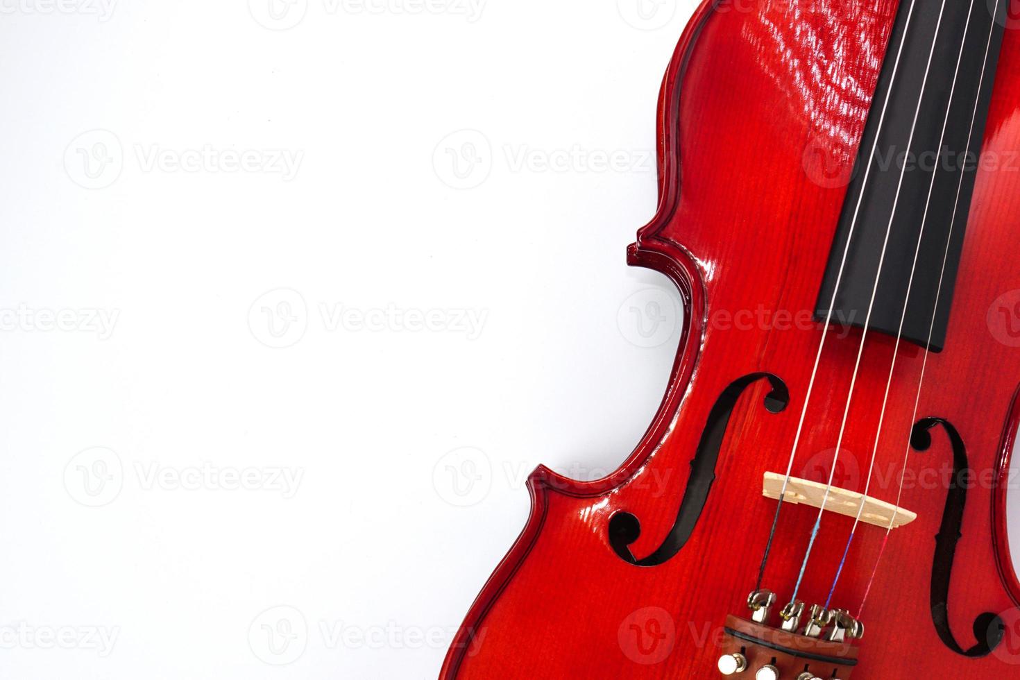 primer plano de violín sobre fondo blanco con espacio de copia. instrumento y concepto musical. foto