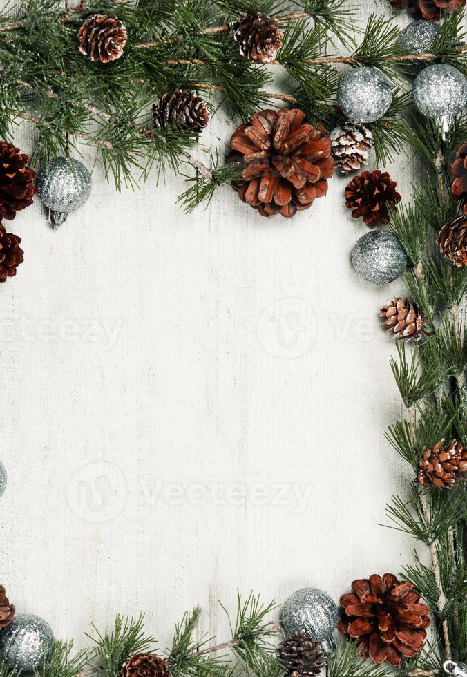 fondo de navidad y año nuevo con ramas de abeto verde y conos de pino, pancarta blanca, vista superior, espacio de copia foto