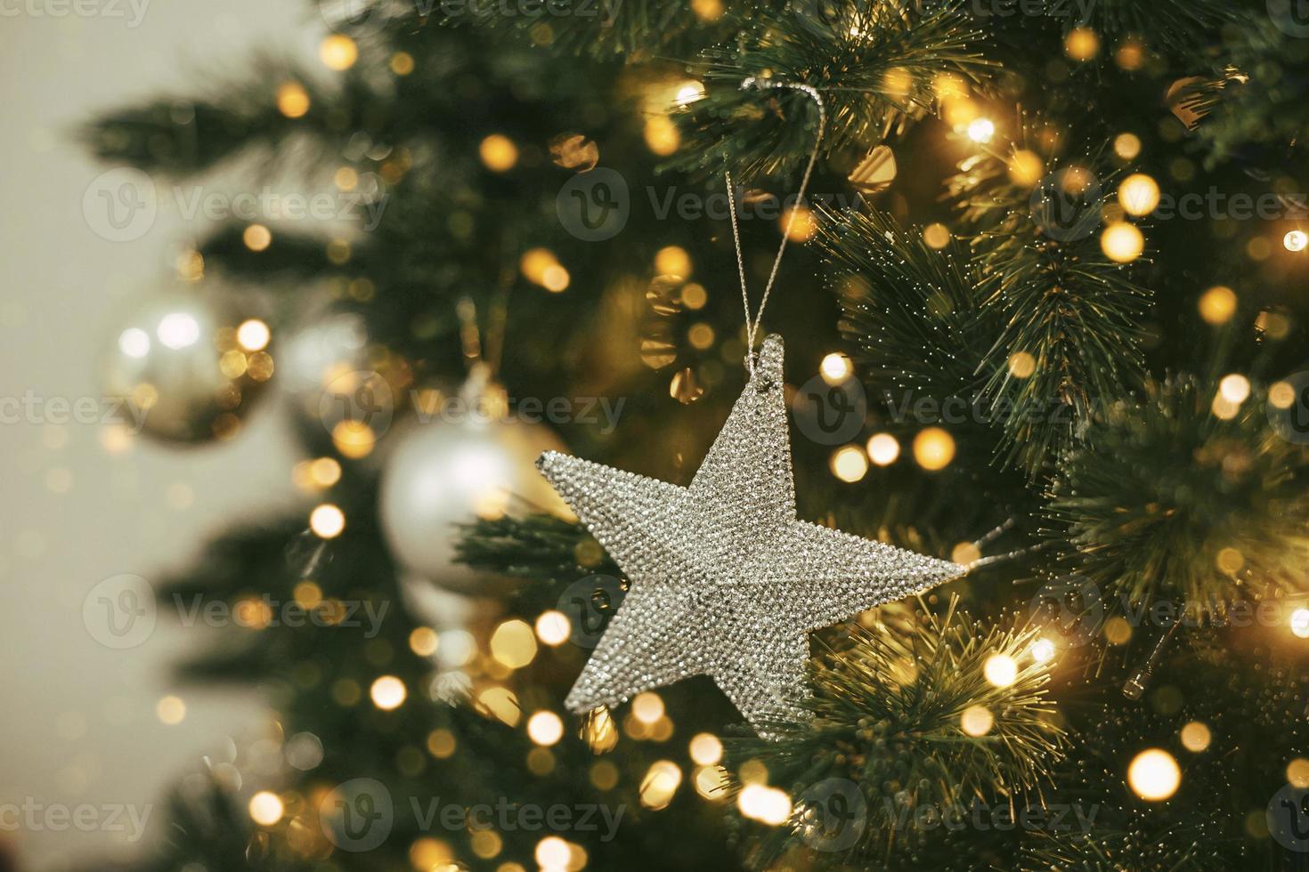 árbol de navidad decorado con adornos de plata y oro. feliz navidad y feliz año nuevo concepto. enfoque selectivo foto