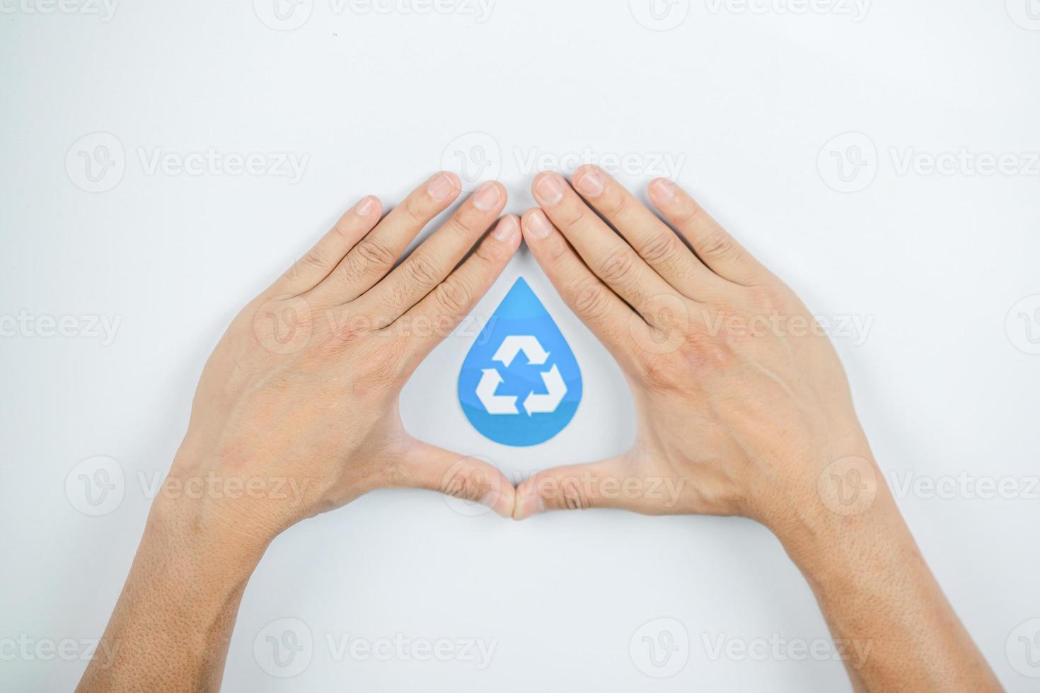 manos sosteniendo corte de papel de gota de agua, lavado de manos, desinfectante de manos e higiene para la pandemia de covid. día mundial del agua, ahorro de agua, concepto de energía renovable. foto