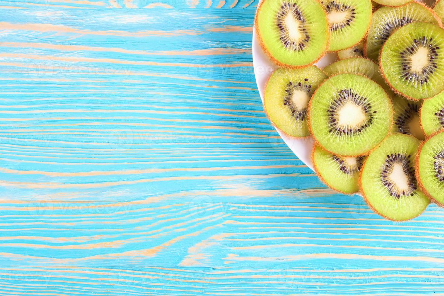 fruta kiwi sobre fondo de madera azul. foto