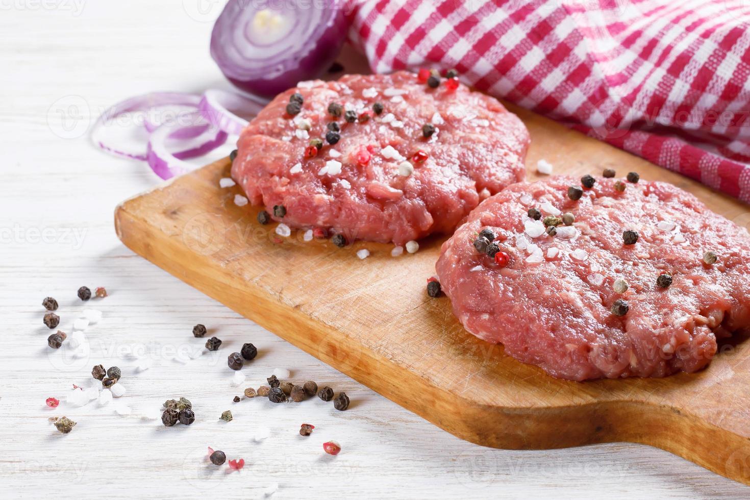 chuleta de hamburguesa de ternera casera cruda foto