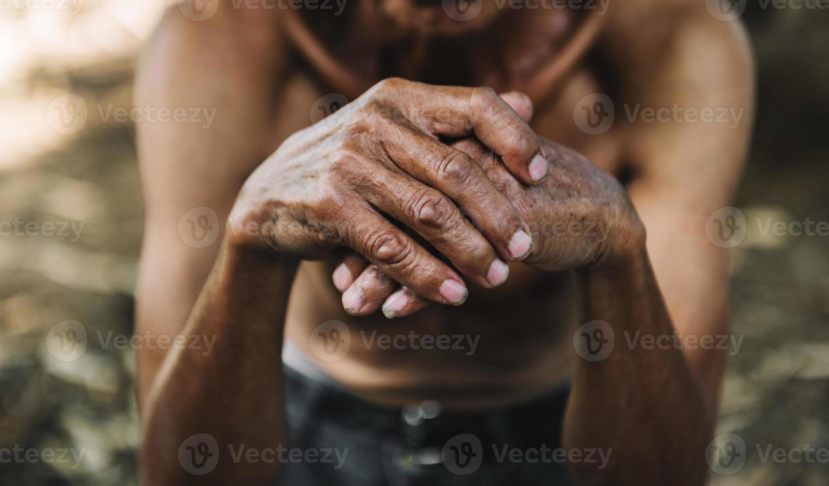 primer plano de las manos arrugadas masculinas, el anciano lleva puesto foto