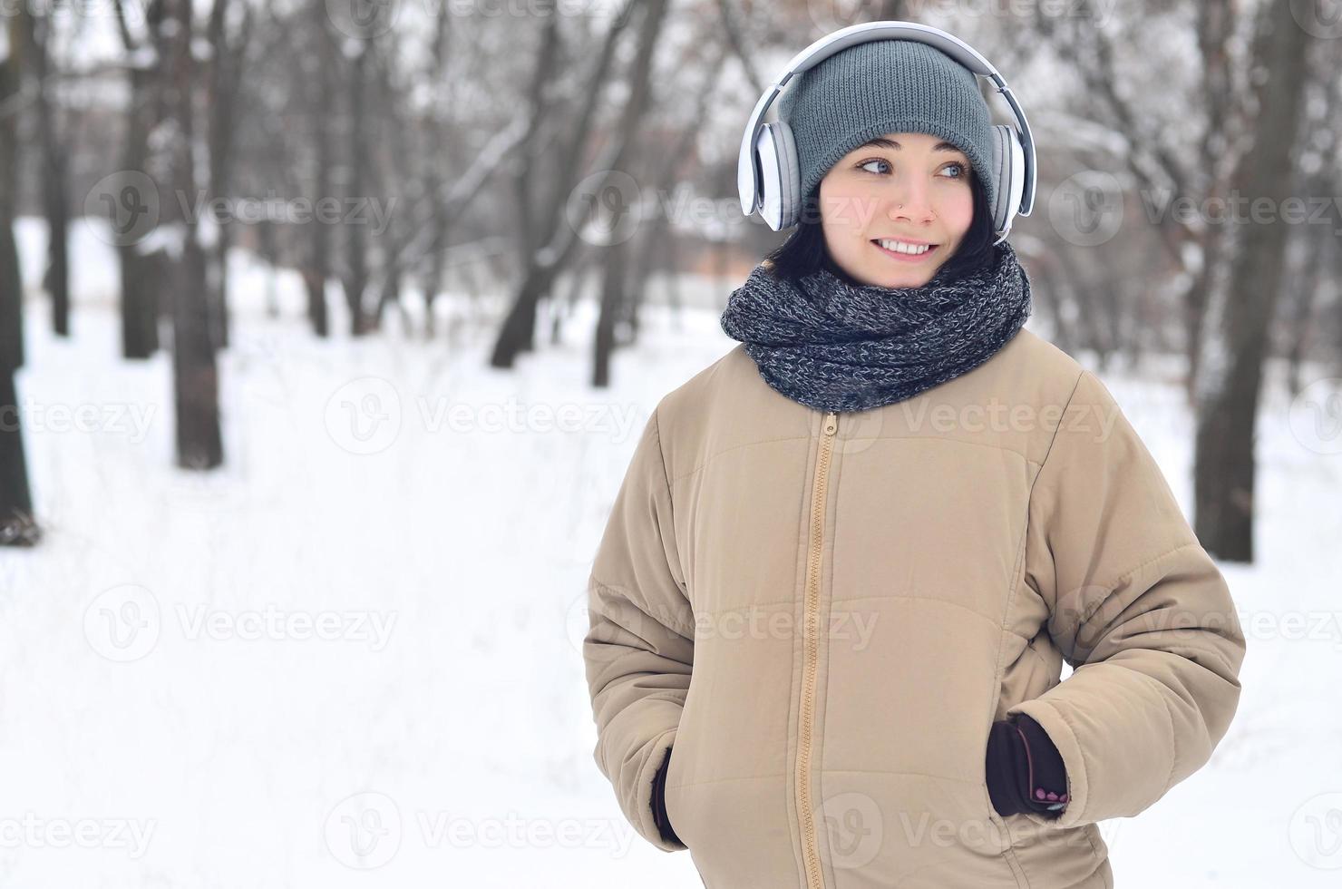 retrato de invierno de niña con auriculares foto