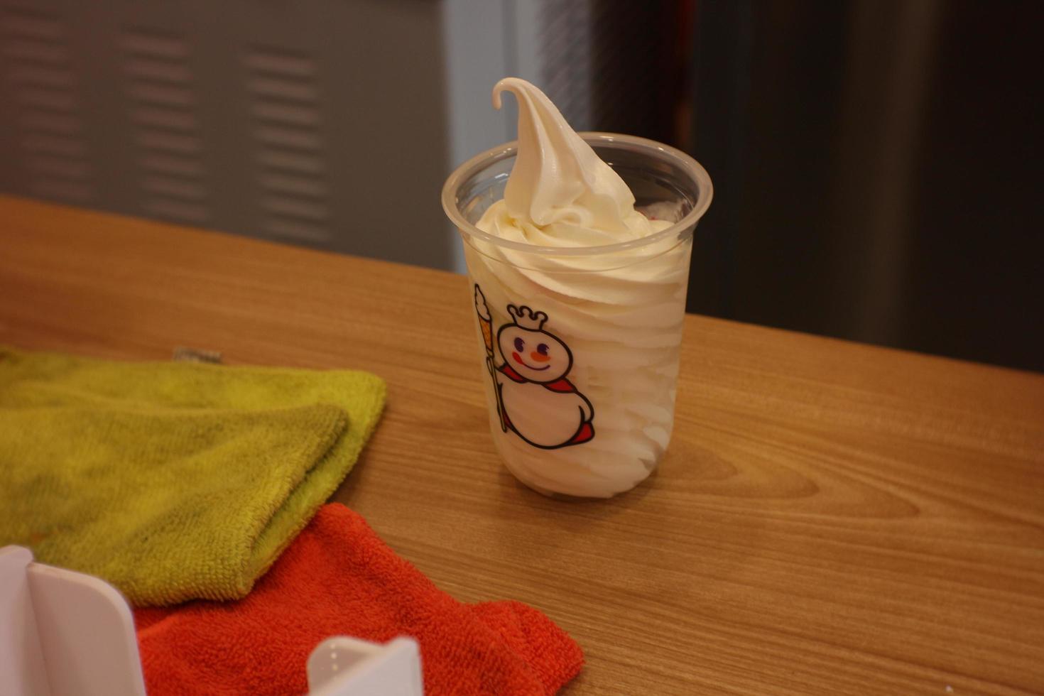 helado de enfoque selectivo con vaso de plástico foto