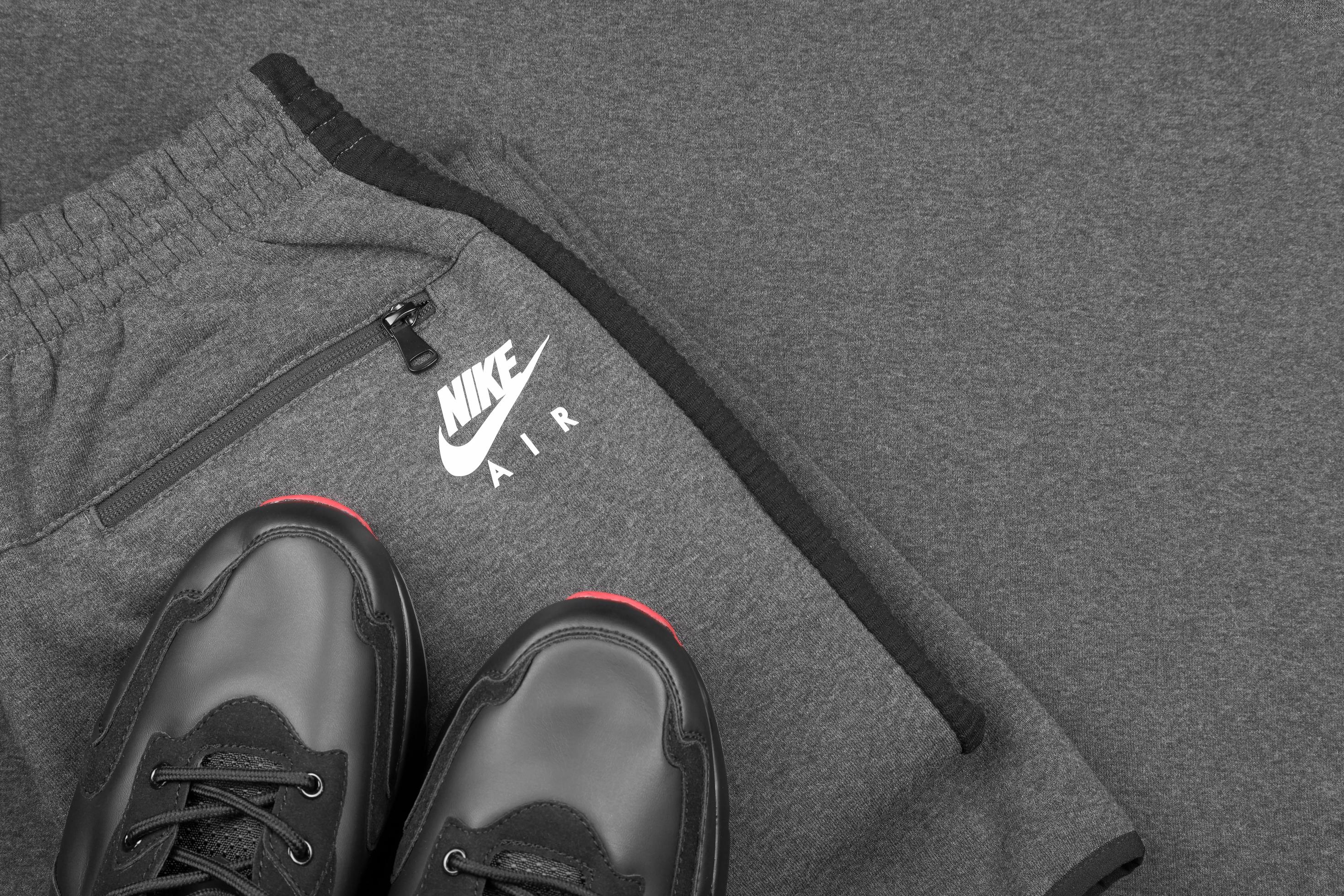 rechter lood kort KHARKOV, UKRAINE - DECEMBER 20, 2020 Nike brand clothes and shoes sport  wear kit. Nike is American multinational corporation engaged in  manufacturing and worldwide marketing of clothes and footwear 15593876  Stock Photo at Vecteezy