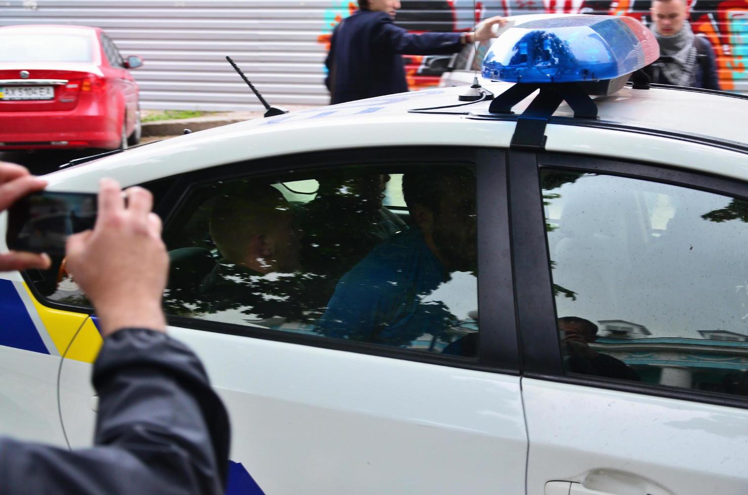 kharkov, ucrania - 17 de mayo de 2017, los agentes de policía arrestan a activistas de derecha de kharkiv que violaron la ley durante la manifestación lgbt en kharkiv foto