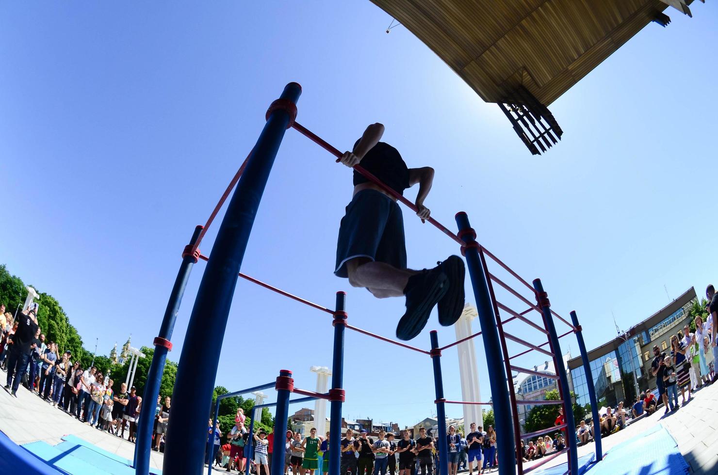 kharkiv, ucrania - 27 de mayo de 2018 espectáculo de entrenamiento callejero durante el festival anual de culturas callejeras foto