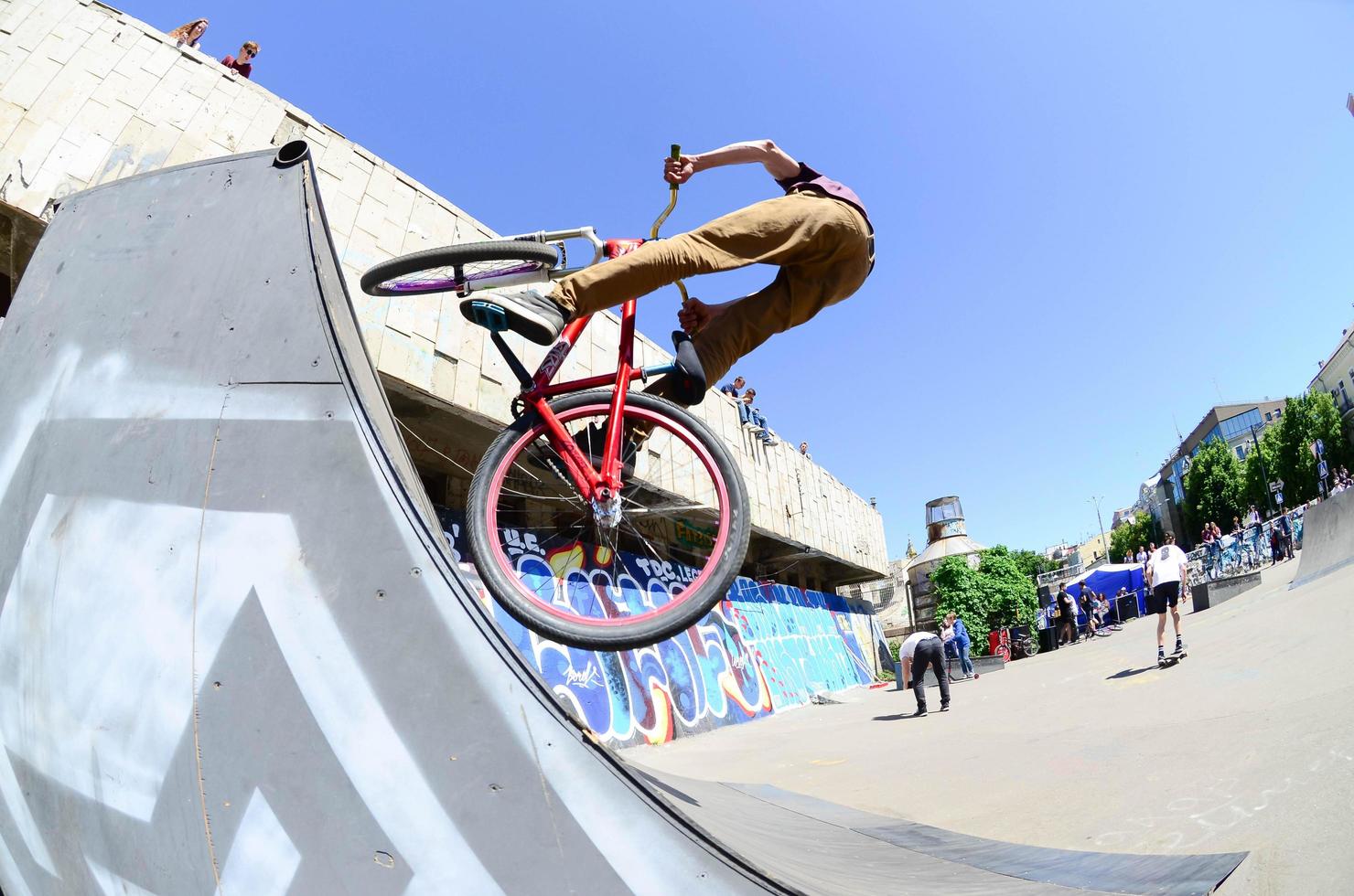 kharkiv, ucrania - 27 de mayo de 2018 ciclistas de bmx freestyle en un skatepark durante el festival anual de culturas callejeras foto