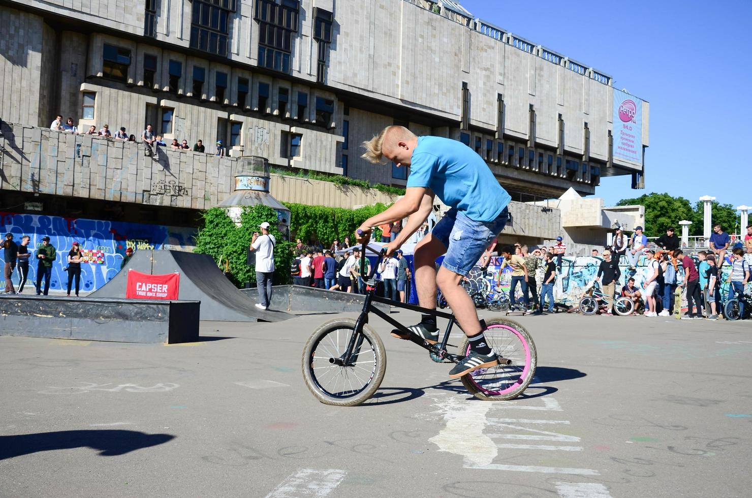 kharkiv, ucrania - 27 de mayo de 2018 ciclistas de bmx freestyle en un skatepark durante el festival anual de culturas callejeras foto