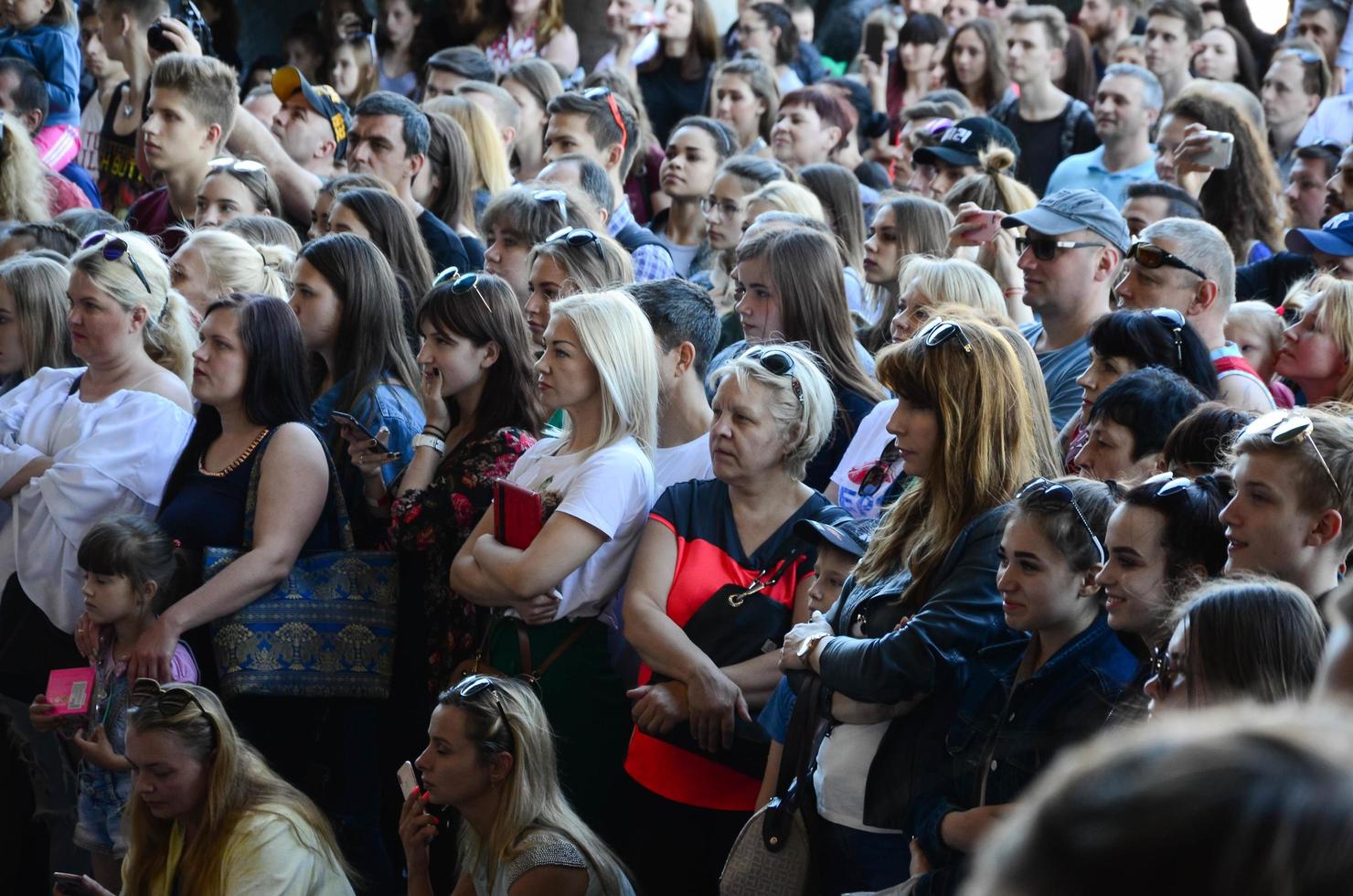 kharkiv, ucrania - 27 de mayo de 2018 multitud de personas como espectadores durante el festival anual de culturas callejeras foto