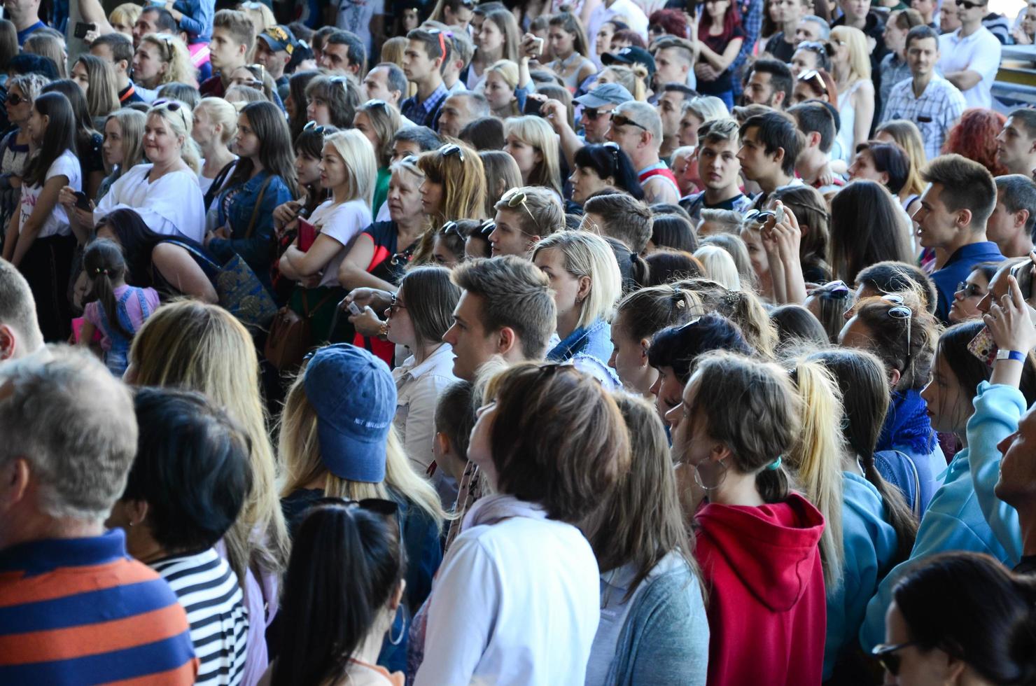 kharkiv, ucrania - 27 de mayo de 2018 multitud de personas como espectadores durante el festival anual de culturas callejeras foto