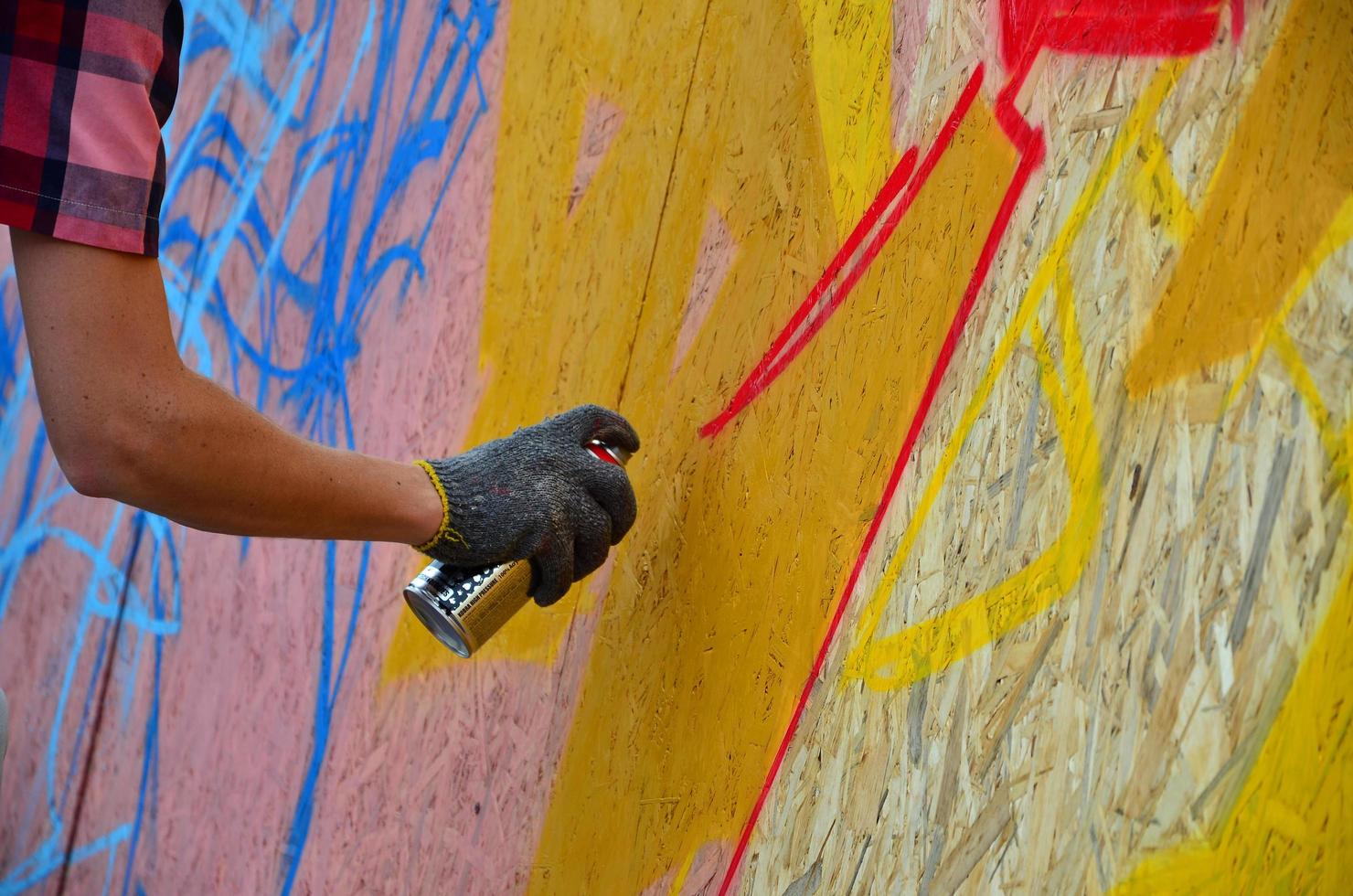 kharkov, ucrania - 27 de mayo de 2017 festival de artes callejeras. jóvenes dibujan graffiti en paredes portátiles de madera en el centro de la ciudad. el proceso de pintar en las paredes con latas de aerosol foto