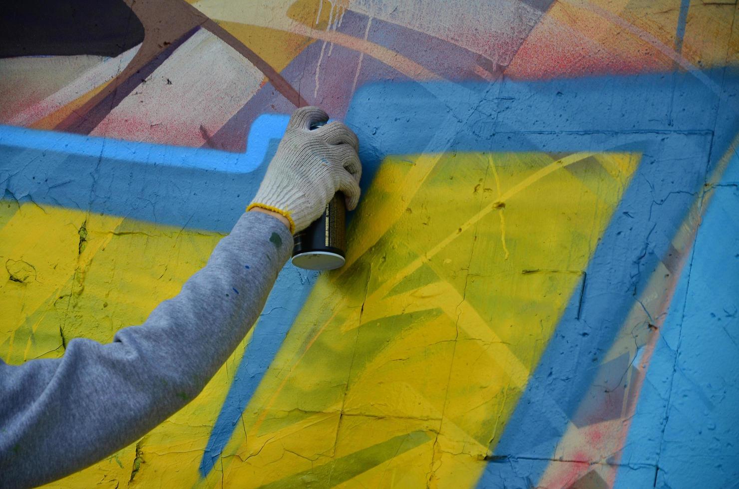 kharkov, ucrania - 27 de mayo de 2017 festival de artes callejeras. los jóvenes dibujan graffiti en un viejo muro de hormigón en el centro de la ciudad. el proceso de pintar en las paredes con latas de aerosol foto