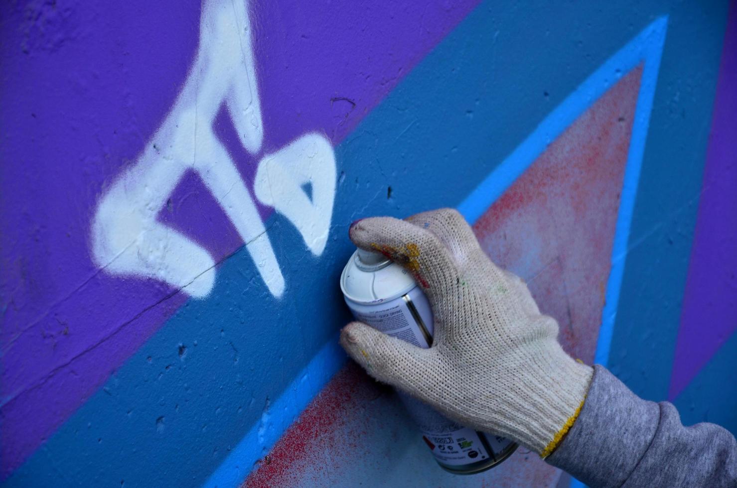 kharkov, ucrania - 27 de mayo de 2017 festival de artes callejeras. los jóvenes dibujan graffiti en un viejo muro de hormigón en el centro de la ciudad. el proceso de pintar en las paredes con latas de aerosol foto